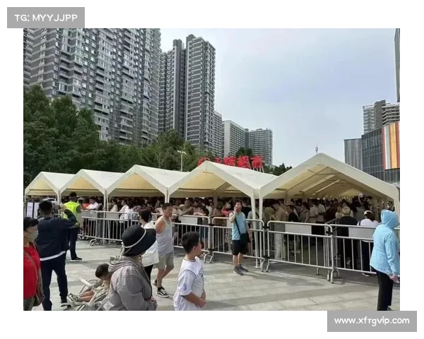 胖东来退款排队时,领到退款后顾客倒贴消费,背后原因值得深思 胖东来退款排队时,领到退款后顾客倒贴消费,背后原因值得深思